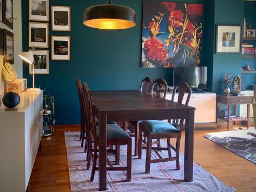 ein Esszimmer mit einem Holztisch und Stühlen in der Unterkunft MimApartment In Front Beach Oporto in Matosinhos