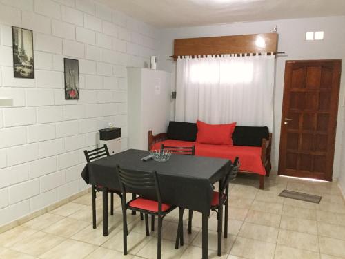 sala de estar con mesa y sofá en Casa Nuova Depto DOS y TRES en Villa María