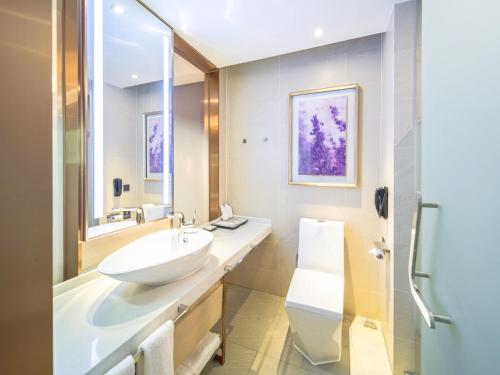 Ett badrum på Lavande Hotel Qingzhen Vocational Education City Time Guizhou