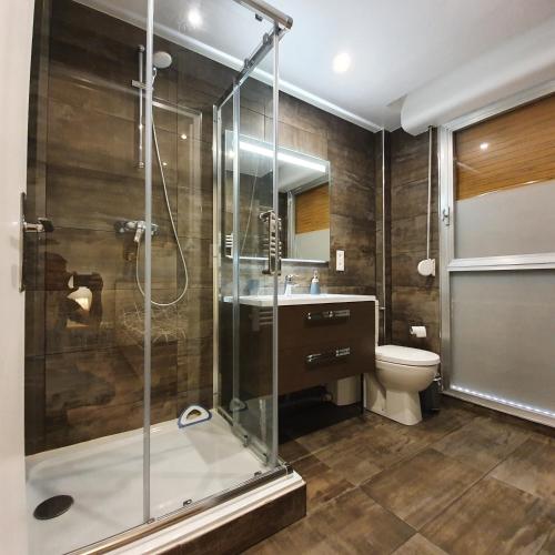 une salle de bain avec douche et toilettes dans l'établissement Le nid douillet d'Angèlique et David avec Parking, à Rambouillet