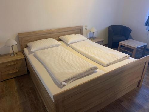 Postel nebo postele na pokoji v ubytování Hotel Brauhaus zur Krone