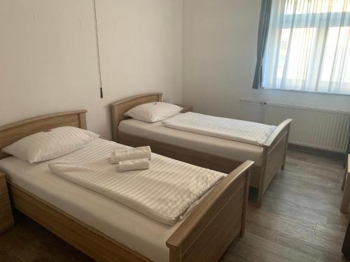 a room with two beds in a room at Hotel Brauhaus zur Krone in Bergheim