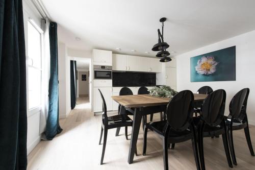 a kitchen and dining room with a table and chairs at Voyageur sans bagage in Paris