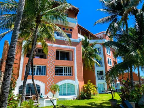un edificio con palmeras delante en Casa Tortugas Boutique Hotel - CANCUN Hidden Gem en Cancún