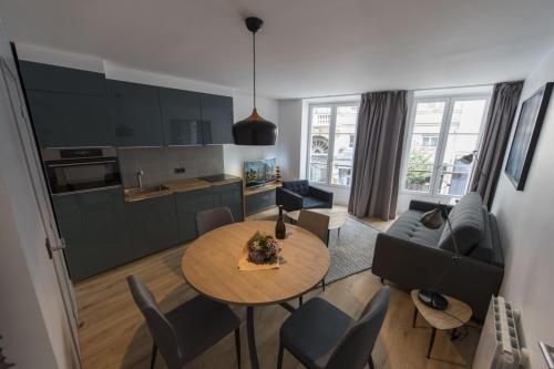 eine Küche und ein Wohnzimmer mit einem Tisch und Stühlen in der Unterkunft Magnum in Paris
