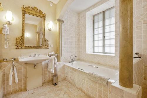 Kylpyhuone majoituspaikassa Hotel Villa Catarie