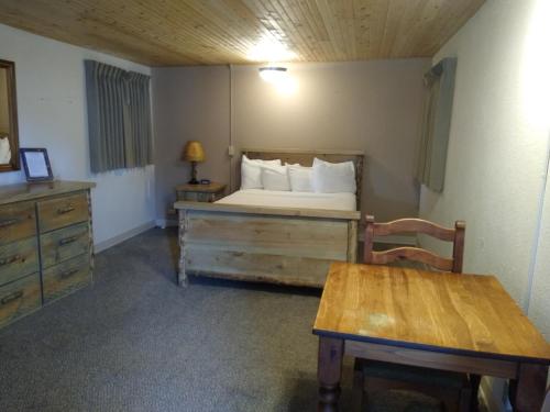 Postel nebo postele na pokoji v ubytování Townhouse Motel