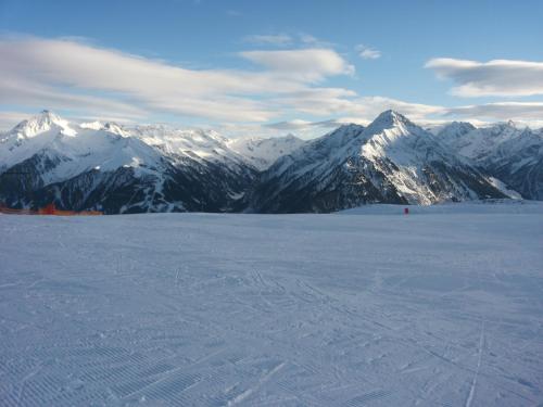 a snow covered mountain range with mountains in the background at Apart Tuxertal in Finkenberg