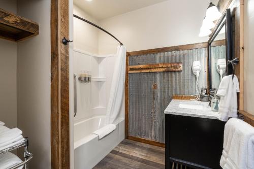 The Adventure Inn Yellowstone tesisinde bir banyo