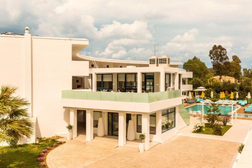 Bazén v ubytování Nasos Hotel & Resort nebo v jeho okolí
