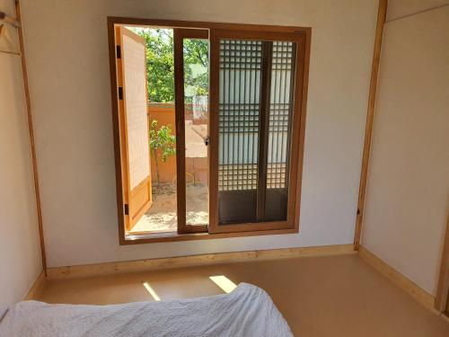 a room with a window with a view of a yard at SiEunJae in Gyeongju