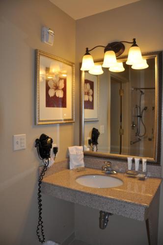 A bathroom at Country Inn & Suites by Radisson, Covington, LA
