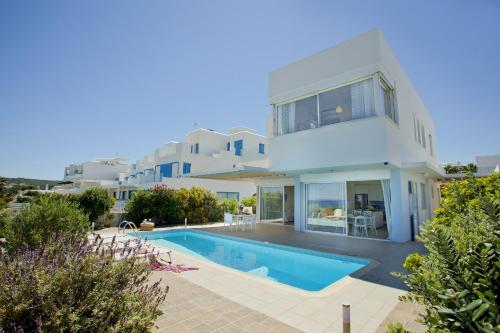 Baseinas apgyvendinimo įstaigoje Protaras Seafront Villa Melissa arba netoliese