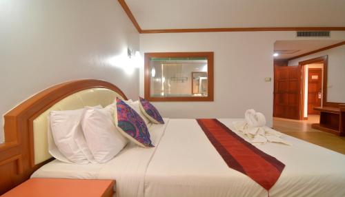 A bed or beds in a room at Chumphon Gardens Hotel