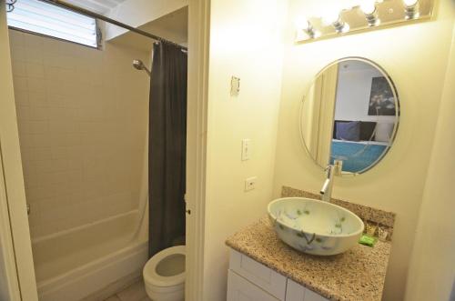檀香山的住宿－Newly Remodeled KV807 Waikiki Studio，一间带水槽、卫生间和镜子的浴室