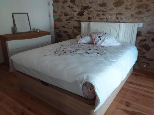 A bed or beds in a room at Chambre d'hôtes en Segala