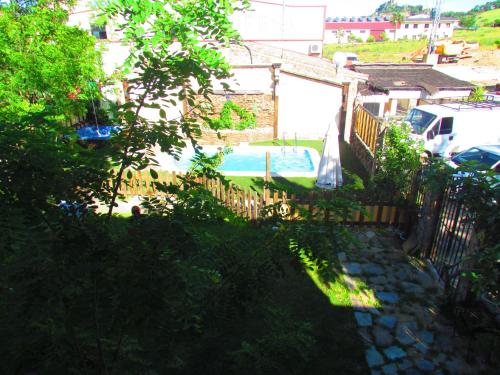 Κήπος έξω από το Apartamentos Casas Rurales "Paraje San Blas" TR-BA-00166
