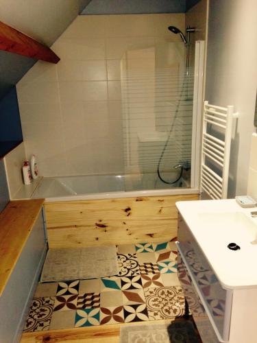une salle de bain avec une baignoire et un lavabo dans l'établissement L'Etable, à Digosville