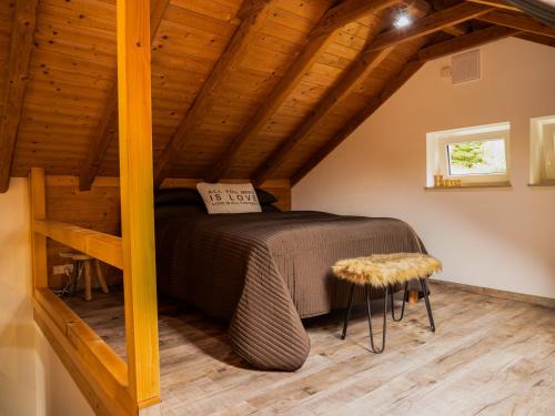 ein Schlafzimmer mit einem Bett im Dachgeschoss in der Unterkunft Surrbach Chalet in Baiersbronn