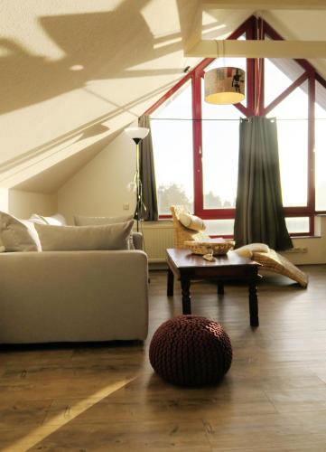 a living room with a couch and a table at Casita in Apensen