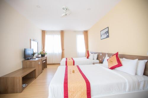 Una cama o camas en una habitación de Nice Dream Hotel