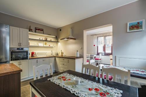 a kitchen with a table and some chairs in it at Pieninski Mak. in Szczawnica
