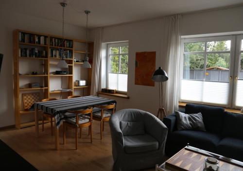 een woonkamer met een tafel en een bank bij Ferienwohnung Klosterquartier in Lüneburg