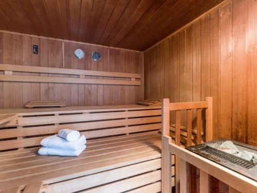 sauna z dwoma ręcznikami siedzącymi w środku w obiekcie Ferienhaus Kröll w mieście Finkenberg