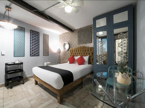 a bedroom with a bed and a glass table at Coyotito Beds Coyoacan Confort y flexibilidad in Mexico City