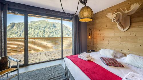 - une chambre avec un lit et une vue sur la montagne dans l'établissement The View - Apt 01 - BO Immobilier - Châtel - Châtel Multipass Vacances été 2025 en option au tarif de 3euros par jour et par personne, à Châtel