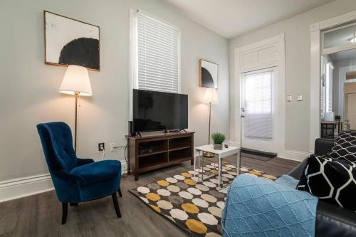 ルイスビルにあるLouisville Dream House 4BR 2BA by CozySuitesのソファとテレビのあるリビングルーム