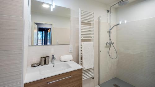 une salle de bain blanche avec un lavabo et une douche dans l'établissement The View - Apt 01 - BO Immobilier - Châtel - Châtel Multipass Vacances été 2025 en option au tarif de 3euros par jour et par personne, à Châtel