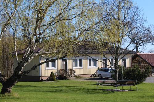 Taman di luar Labbnäs Semesterhem, Radhuset