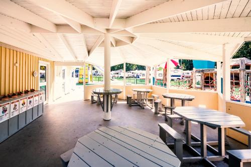 eine Terrasse mit Tischen und Stühlen in einem Restaurant in der Unterkunft Lisebergsbyns Vandrarhem in Göteborg