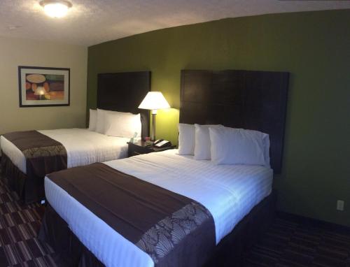 Ein Bett oder Betten in einem Zimmer der Unterkunft Boarders Inn & Suites by Cobblestone Hotels - Ashland City