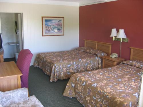 Postel nebo postele na pokoji v ubytování Heritage House Motel