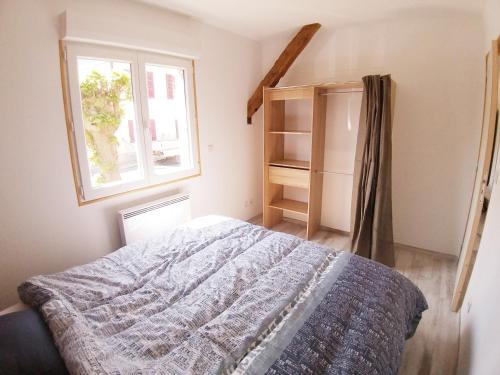 1 dormitorio con cama y ventana en Les Nuits Bonneuilloises Le Mustang, en Bonneuil-les-Eaux