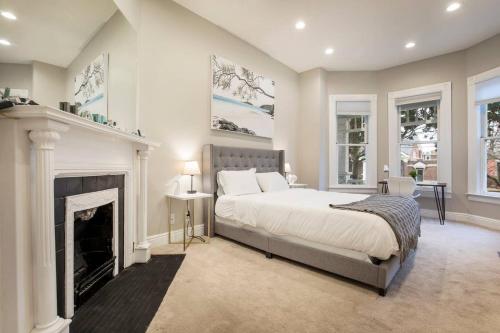- une chambre avec un grand lit et une cheminée dans l'établissement Gorgeous 3BR 2BA on Frankfort by Cozysuites, à Louisville