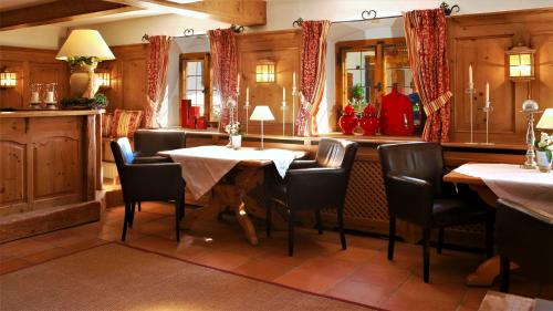a dining room with a table and chairs at Kapler Alm in Waakirchen