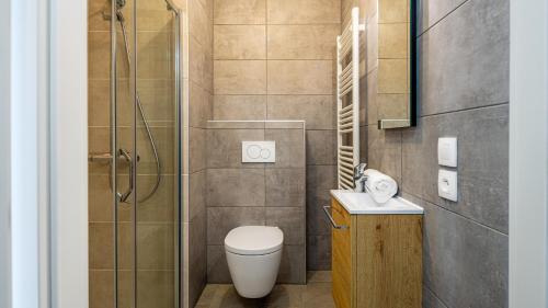 een badkamer met een douche, een toilet en een wastafel bij Les Freinets - Apt D102 - BO Immobilier in Châtel