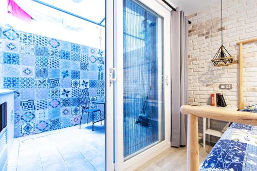 a room with a glass door to a patio at Chic y sofisticado Loft en la playa in Valencia