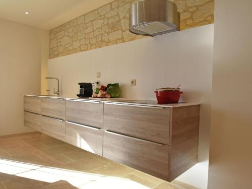 une cuisine avec des armoires en bois et un évier dans l'établissement Apartment in Villesèque with Pool and Garden, à Villesèque-des-Corbières