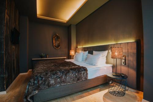 
A bed or beds in a room at Balvanyos Resort (Grand Hotel Balvanyos)
