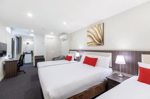 A bed or beds in a room at ibis Styles Kingsgate Hotel