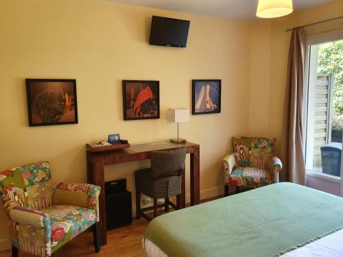 - une chambre avec un lit, un bureau et des chaises dans l'établissement La Fraîchette-Hôtel & Spa, à Honfleur
