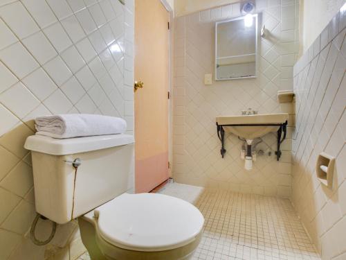 a bathroom with a toilet and a sink at Hotel Valle De Oaxaca in Oaxaca City