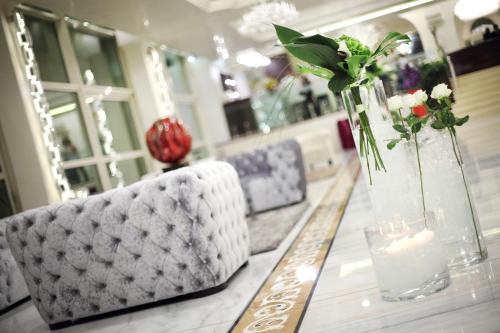 a table with a vase of flowers on top of it at Grand Hotel Da Vinci in Cesenatico