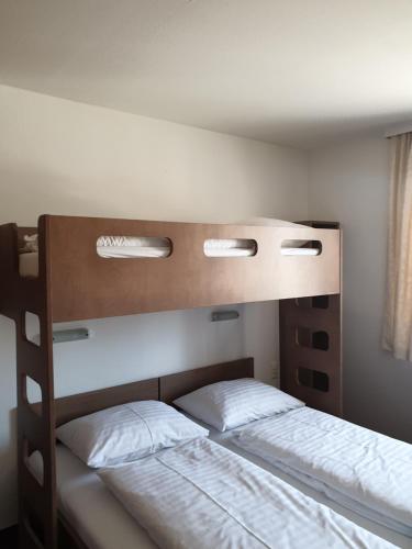 two bunk beds in a small room at FairSleep Motel Hainburg in Hainburg an der Donau