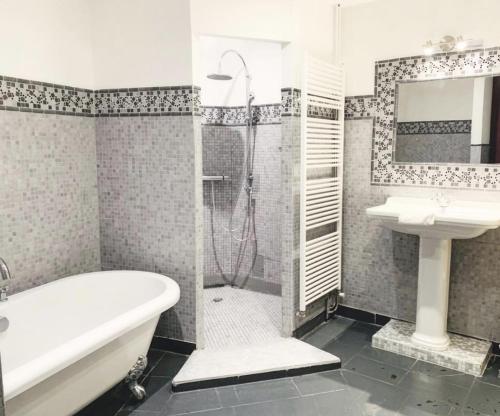 オンフルールにあるLa Cour Sainte Catherine demeure de charmeのシャワー、浴槽、洗面台を備えたバスルーム