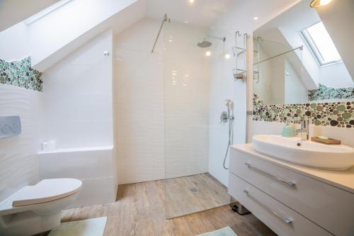 Phòng tắm tại Apart Harmony - Apartamenty Zatoka Pucka